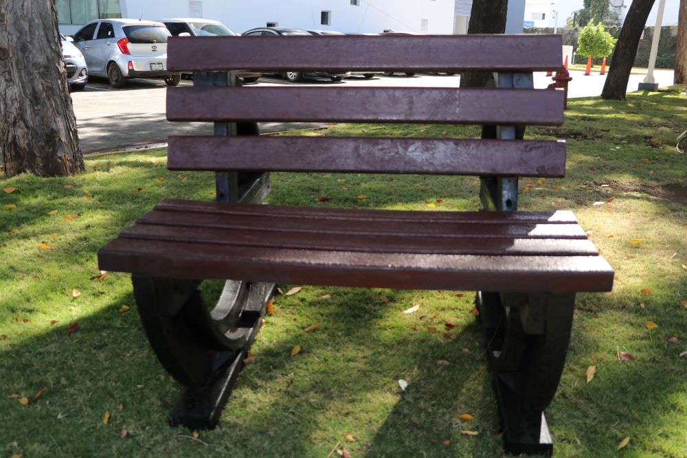 Entregan la primera banca de plástico reciclado.