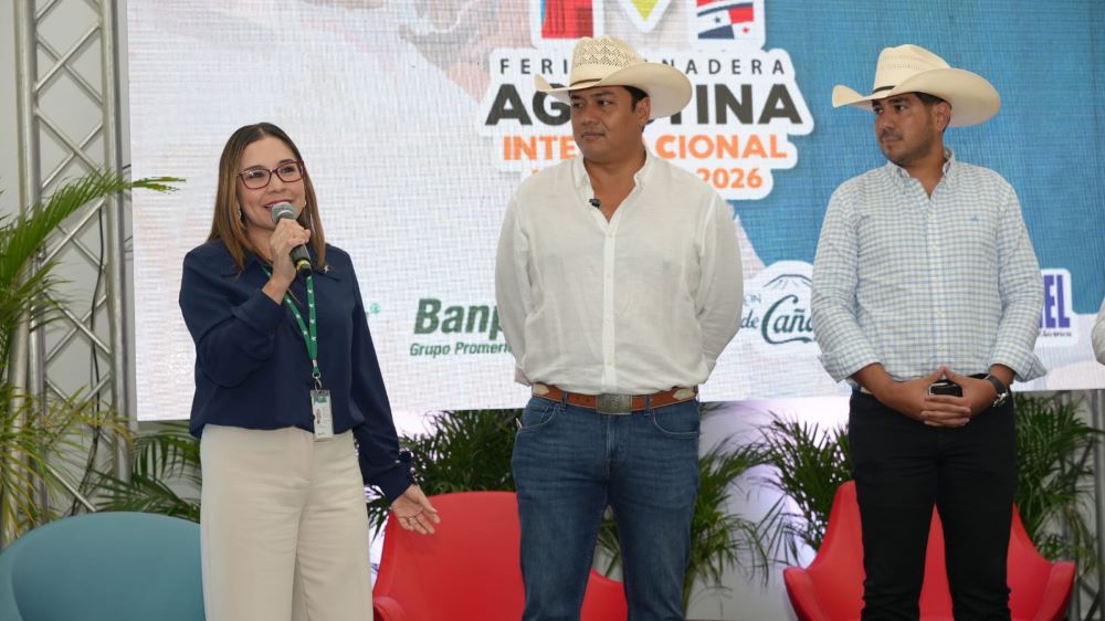 Más de 500 ejemplares bovinos y equinos de Centroamérica serán exhibidos durante la “Feria Ganadera Internacional Agostina Managua 2026”, a realizarse del 01 al 10 de agosto del presente año en el parque de ferias ganaderas, ubicado en el kilómetro 7.5 carretera a Masaya, así lo dio a conocer el comité organizador, durante una conferencia de prensa. A esta fiesta agropecuaria se une Banpro Grupo Promerica como patrocinador oficial del evento con un stand para atender y asesorar de forma personalizada a cada uno de sus clientes y visitantes, así mismo estará un ejecutivo de crédito Banpro en cada una de las casas distribuidoras de automóviles, para que obtenga un preaprobado inmediato y no se quede sin su auto nuevo. “Este año vamos a estar presente desde las 10:00 a.m., a las 9:00 p.m., con las mejores condiciones de feria: tasa especial, bono para premiar su fidelidad y una prima desde el 10% para que se lleve su vehículo”, informó la Lcda. Nidia Vallecillo, vicegerente de crédito hipotecario y de consumo de la entidad bancaria. Gala Hípica La feria ganadera inicia con la gala hípica, donde se espera la presencia de más de 6,000.00 caballistas de Centroamérica, para recorrer las principales calles y avenidas de la capital, saliendo a las 3:00 p.m. del parque de ferias y finalizando en la Plaza de la Biblia. Banpro con Wilfrido Vargas Asimismo, este 8 de agosto, las familias nicaragüenses podrán disfrutar de una noche llena de merengue, para bailar y vivir la experiencia junto al popular artista dominicano Wilfrido Vargas, los boletos ya están a la venta a un costo de U$85 Platinium, Silla VIP a U$ 55 y Gramilla a U$ 35, estos precios incluyen cargos por servicios.