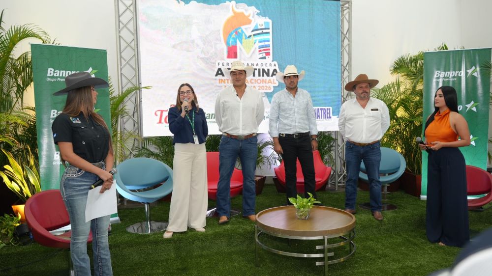Más de 500 ejemplares bovinos y equinos de Centroamérica serán exhibidos durante la “Feria Ganadera Internacional Agostina Managua 2026”, a realizarse del 01 al 10 de agosto del presente año en el parque de ferias ganaderas, ubicado en el kilómetro 7.5 carretera a Masaya, así lo dio a conocer el comité organizador, durante una conferencia de prensa. A esta fiesta agropecuaria se une Banpro Grupo Promerica como patrocinador oficial del evento con un stand para atender y asesorar de forma personalizada a cada uno de sus clientes y visitantes, así mismo estará un ejecutivo de crédito Banpro en cada una de las casas distribuidoras de automóviles, para que obtenga un preaprobado inmediato y no se quede sin su auto nuevo.
“Este año vamos a estar presente desde las 10:00 a.m., a las 9:00 p.m., con las mejores condiciones de feria: tasa especial, bono para premiar su fidelidad y una prima desde el 10% para que se lleve su vehículo”, informó la Lcda. Nidia Vallecillo, vicegerente de crédito hipotecario y de consumo de la entidad bancaria.
Gala Hípica
La feria ganadera inicia con la gala hípica, donde se espera la presencia de más de 6,000.00 caballistas de Centroamérica, para recorrer las principales calles y avenidas de la capital, saliendo a las 3:00 p.m. del parque de ferias y finalizando en la Plaza de la Biblia.
Banpro con Wilfrido Vargas
Asimismo, este 8 de agosto, las familias nicaragüenses podrán disfrutar de una noche llena de merengue, para bailar y vivir la experiencia junto al popular artista dominicano Wilfrido Vargas, los boletos ya están a la venta a un costo de U$85 Platinium, Silla VIP a U$ 55 y Gramilla a U$ 35, estos precios incluyen cargos por servicios.