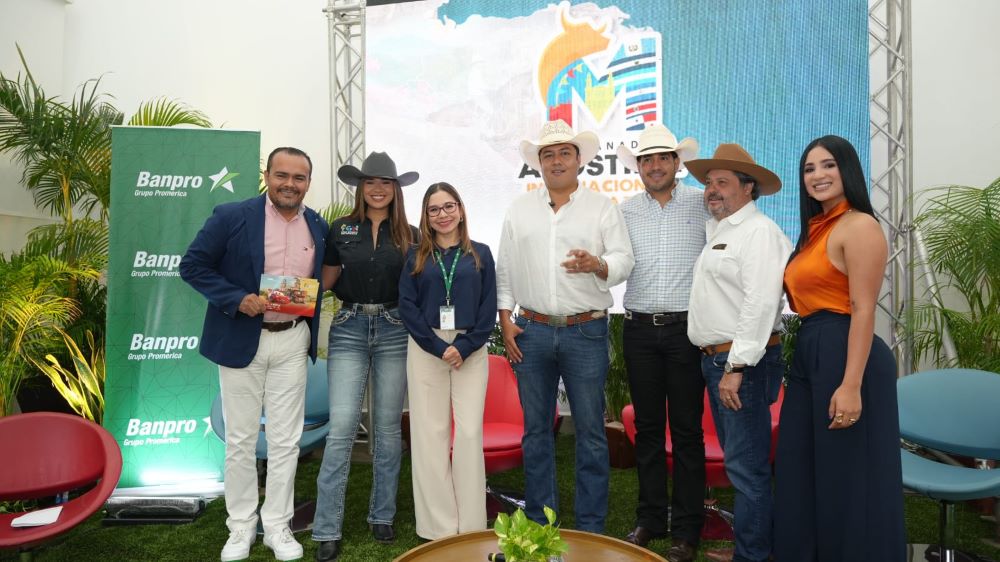 Más de 500 ejemplares bovinos y equinos de Centroamérica serán exhibidos durante la “Feria Ganadera Internacional Agostina Managua 2026”, a realizarse del 01 al 10 de agosto del presente año en el parque de ferias ganaderas, ubicado en el kilómetro 7.5 carretera a Masaya, así lo dio a conocer el comité organizador, durante una conferencia de prensa. A esta fiesta agropecuaria se une Banpro Grupo Promerica como patrocinador oficial del evento con un stand para atender y asesorar de forma personalizada a cada uno de sus clientes y visitantes, así mismo estará un ejecutivo de crédito Banpro en cada una de las casas distribuidoras de automóviles, para que obtenga un preaprobado inmediato y no se quede sin su auto nuevo.
“Este año vamos a estar presente desde las 10:00 a.m., a las 9:00 p.m., con las mejores condiciones de feria: tasa especial, bono para premiar su fidelidad y una prima desde el 10% para que se lleve su vehículo”, informó la Lcda. Nidia Vallecillo, vicegerente de crédito hipotecario y de consumo de la entidad bancaria.
Gala Hípica
La feria ganadera inicia con la gala hípica, donde se espera la presencia de más de 6,000.00 caballistas de Centroamérica, para recorrer las principales calles y avenidas de la capital, saliendo a las 3:00 p.m. del parque de ferias y finalizando en la Plaza de la Biblia.
Banpro con Wilfrido Vargas
Asimismo, este 8 de agosto, las familias nicaragüenses podrán disfrutar de una noche llena de merengue, para bailar y vivir la experiencia junto al popular artista dominicano Wilfrido Vargas, los boletos ya están a la venta a un costo de U$85 Platinium, Silla VIP a U$ 55 y Gramilla a U$ 35, estos precios incluyen cargos por servicios.