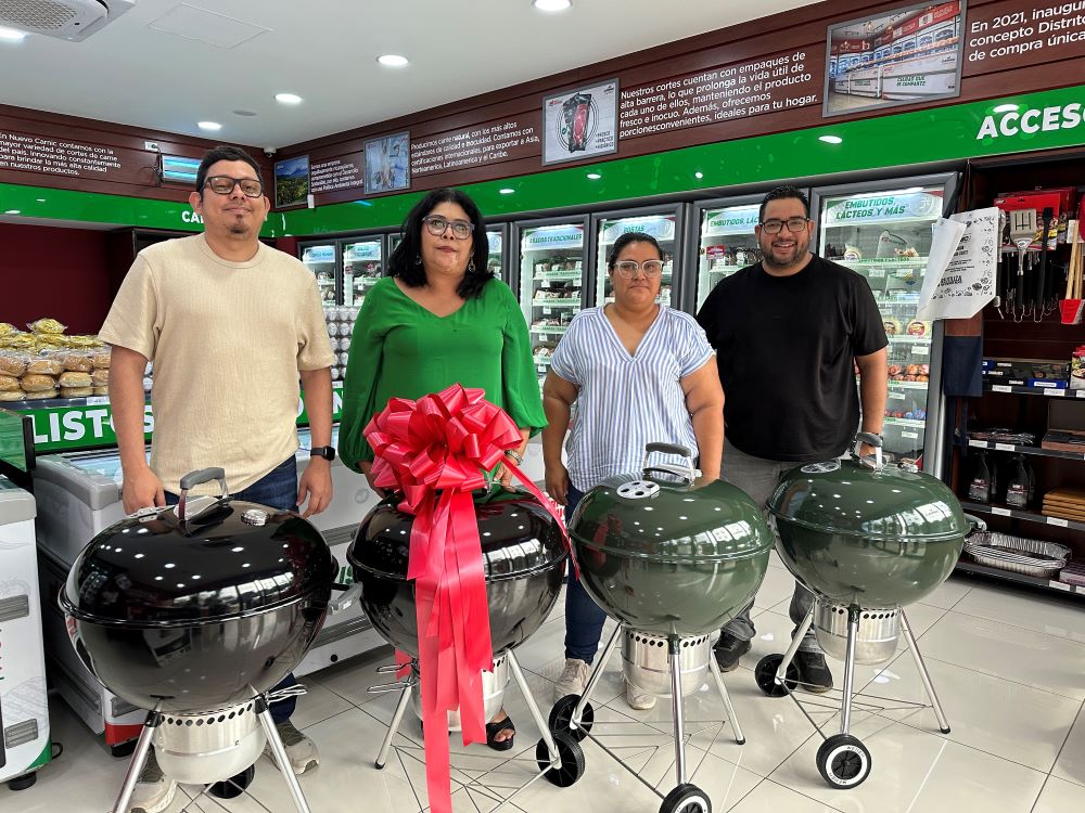 La emoción, la sorpresa y los premios fueron protagonistas en la promoción “Raspa y Gana” de Tienda Distrito Carnic, ubicada en Veracruz; una dinámica que llenó de entusiasmo a cientos de clientes. Durante el período de la promoción, los clientes participaron al realizar sus compras en la tienda, obteniendo la oportunidad de ganar premios instantáneos a través de la mecánica de raspaditas. Además, al completar sus datos y depositar su cupón en el buzón, podrían convertirse en uno de los cuatros ganadores de una parrilla marca Weber. Tras la finalización de la promoción y conforme a lo establecido en el reglamento oficial, premiaron a los cuatro ganadores de su exitosa promoción “Raspa y Gana”, una iniciativa diseñada para retribuir la preferencia de sus clientes. “En Distrito Carnic seguimos comprometidos en ofrecer productos de alta calidad, una experiencia de compra única y asesoría personalizada. Agradecemos la confianza y preferencia de todos los participantes”, expresó Irene Valverde, Jefe de Mercadeo y Comunicación de Nuevo Carnic. Agradecemos la fidelidad de todos los clientes y felicitamos a los cuatro ganadores de una parrilla marca Weber, completamente nueva: Rita Arauz, Cristopher Torres, Souhail Espinoza y Moisés Sequeira. Invitamos a mantenerse atentos a futuras promociones, destacó Valverde. Estas parrillas y más accesorios para amantes de los asados se encuentran disponibles en las 11 tiendas Distrito Carnic a nivel nacional. Para más información podés visitar tu tienda más cercana y seguirlos en sus redes sociales oficiales, encontrándolos como @DistritoCarnic. Nuevo Carnic, S.A. es una empresa líder en la industria cárnica de Nicaragua, fundada en 1962 y renovada en 1991, dedicada al procesamiento, empaque y exportación de carne bovina de alta calidad. Se especializa en cortes naturales y premium (Carnic Signature), utilizando tecnología moderna, trazabilidad y altos estándares de higiene; posicionándose con un alto prestigio regional. Tienda Distrito Carnic, es la cadena de tiendas especialistas en carne de Nuevo Carnic en el país.