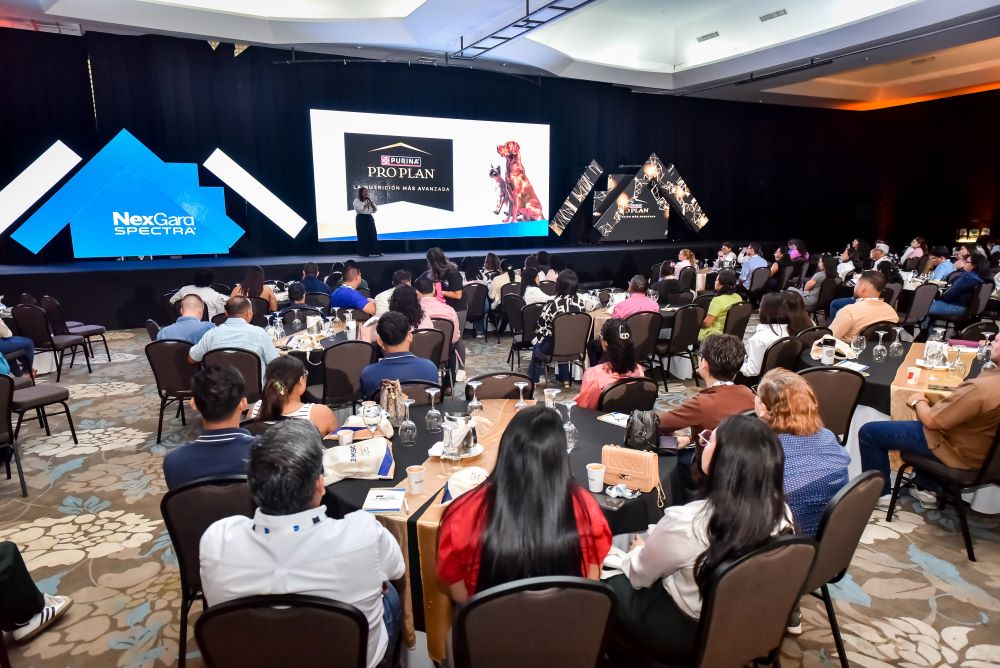 Compromiso con la formación de profesionales El III Simposio Veterinario de Purina Pro Plan y Nexgard reunió a más de 130 médicos veterinarios de todo el país, quienes participaron en ponencias impartidas por especialistas de América Latina en áreas como dermatología, cardiología y gestión veterinaria. A través de este tipo de iniciativas, Purina Pro Plan reafirma su compromiso con la formación profesional y la difusión de conocimiento científico, promoviendo mejores prácticas en el cuidado de las mascotas. “El objetivo de este encuentro es reforzar la educación continua en el gremio veterinario del país. Como marca, estamos comprometidos con elevar los estándares de atención y contribuir a una mejor calidad de vida tanto para las mascotas como para sus familias”, afirmó Francis Olivas, jefa de ventas de Nestlé Purina Nicaragua.