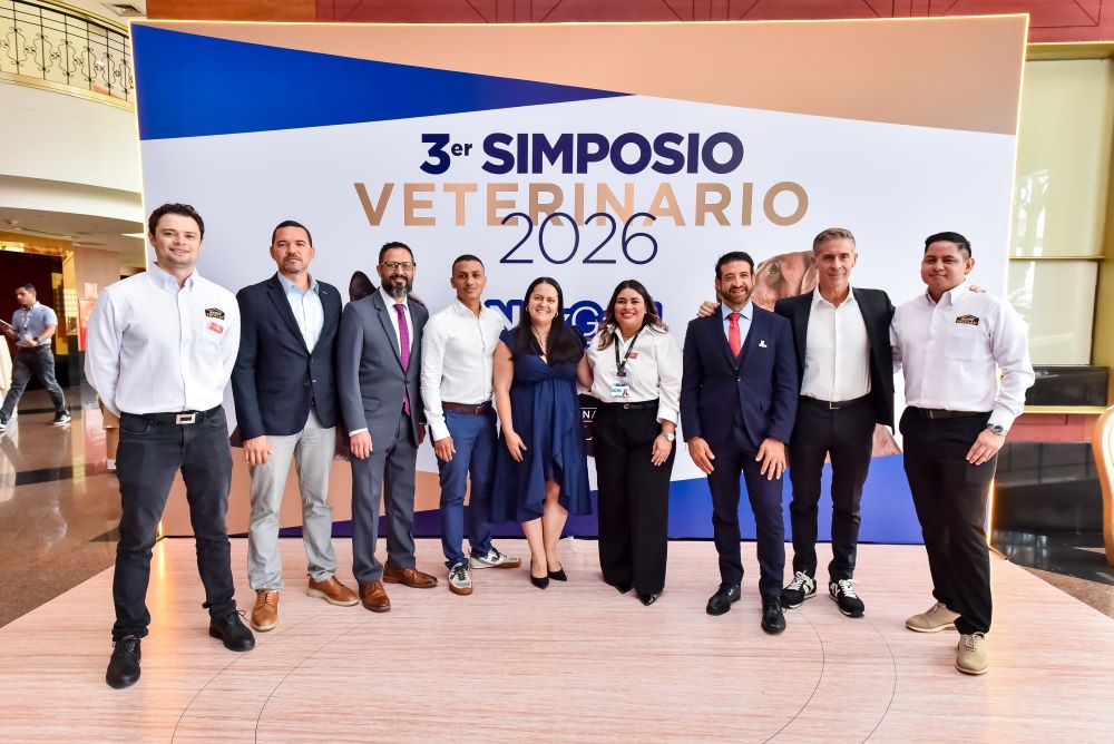Compromiso con la formación de profesionales El III Simposio Veterinario de Purina Pro Plan y Nexgard reunió a más de 130 médicos veterinarios de todo el país, quienes participaron en ponencias impartidas por especialistas de América Latina en áreas como dermatología, cardiología y gestión veterinaria.
A través de este tipo de iniciativas, Purina Pro Plan reafirma su compromiso con la formación profesional y la difusión de conocimiento científico, promoviendo mejores prácticas en el cuidado de las mascotas.
“El objetivo de este encuentro es reforzar la educación continua en el gremio veterinario del país. Como marca, estamos comprometidos con elevar los estándares de atención y contribuir a una mejor calidad de vida tanto para las mascotas como para sus familias”, afirmó Francis Olivas, jefa de ventas de Nestlé Purina Nicaragua.