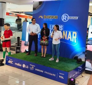 La Curacao y Radio Shack premian a los ganadores de "El pase mundialista" 