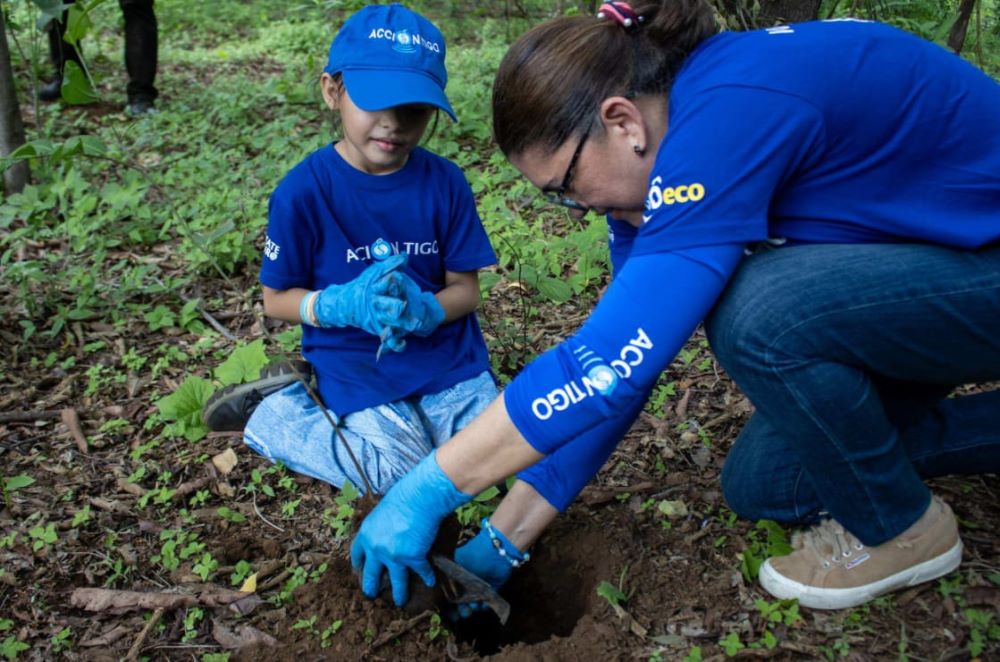 Tigo Nicaragua siembre más de 1,000 árboles en Reserva Natura 