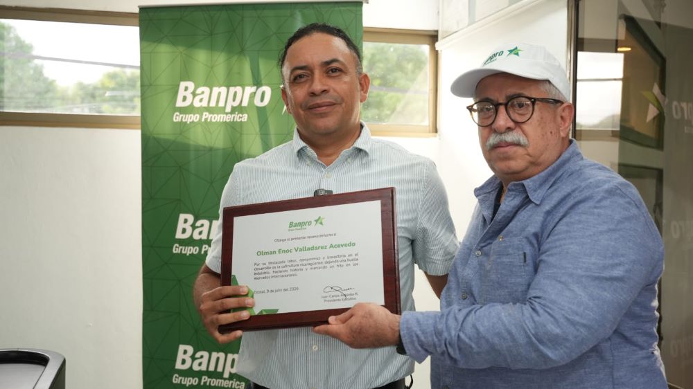 Banpro entrega reconocimiento a clientes productores de café