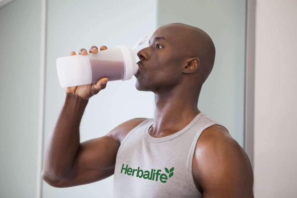 ¿Se necesita consumir proteína después de entrenar?