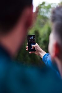 ¿Tu teléfono te observa? Descubre si la cámara te vigila